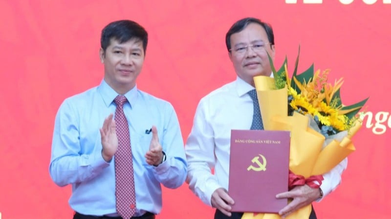 សមាជិកគណៈកម្មាធិការមជ្ឈិមបក្ស អនុប្រធានគណៈកម្មាធិការរៀបចំមជ្ឈិម លោក Nguyen Thanh Tam បានធ្វើបទបង្ហាញអំពីសេចក្តីសម្រេចផ្ទេរ និងតែងតាំងចូលរួមក្នុងគណៈកម្មាធិការប្រតិបត្តិ គណៈកម្មាធិការអចិន្ត្រៃយ៍ និងកាន់តំណែងជាលេខារងគណៈកម្មាធិការបក្សខេត្ត Tay Ninh សម្រាប់អាណត្តិ 2025-2030 និងណែនាំអំពីការបោះឆ្នោតជ្រើសរើសប្រធានគណៈកម្មាធិការប្រជាជនខេត្ត Tay Ninh។