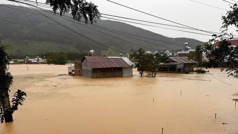 Diversos locais na comuna de Hiep Thanh, província de Lam Dong, ficaram profundamente alagados após chuvas fortes e prolongadas. (Foto: Van Bao)