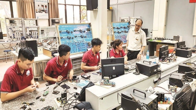 Đào tạo nghề điện tử tại Trường cao đẳng Kỹ nghệ II, phường Phước Long, Thành phố Hồ Chí Minh.