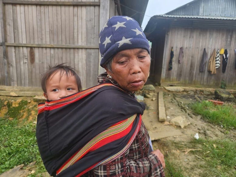 ការរអិលបាក់ដីនៅ Hung Son (Da Nang)៖ សេចក្តីសប្បុរសរបស់ទាហានជួយសម្រាលការឈឺចាប់ក្នុងព្រៃដ៏អស្ចារ្យ - រូបថត ២. Sạt lở núi ở Hùng Sơn (Đà Nẵng): Nghĩa tình người lính làm dịu nỗi đau nơi đại ngàn- Ảnh 2.