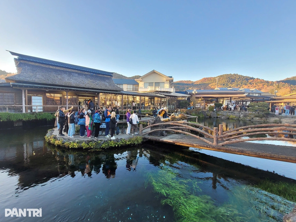 หมู่บ้านโอซิโนฮักไก ว่ากันว่าเป็นสถานที่ที่มีชื่อเสียงซึ่งมีทะเลสาบน้ำศักดิ์สิทธิ์เกิดขึ้นจากยอดเขา 1jpg.webp