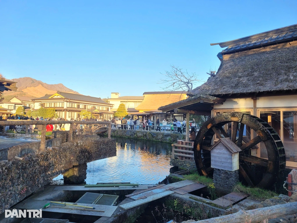 หมู่บ้านโอซิโนฮักไก ว่ากันว่าเป็นสถานที่ที่มีชื่อเสียงซึ่งมีทะเลสาบน้ำศักดิ์สิทธิ์เกิดขึ้นจากซากปรักหักพังของภูเขาไฟฟูจิ jpg.webp