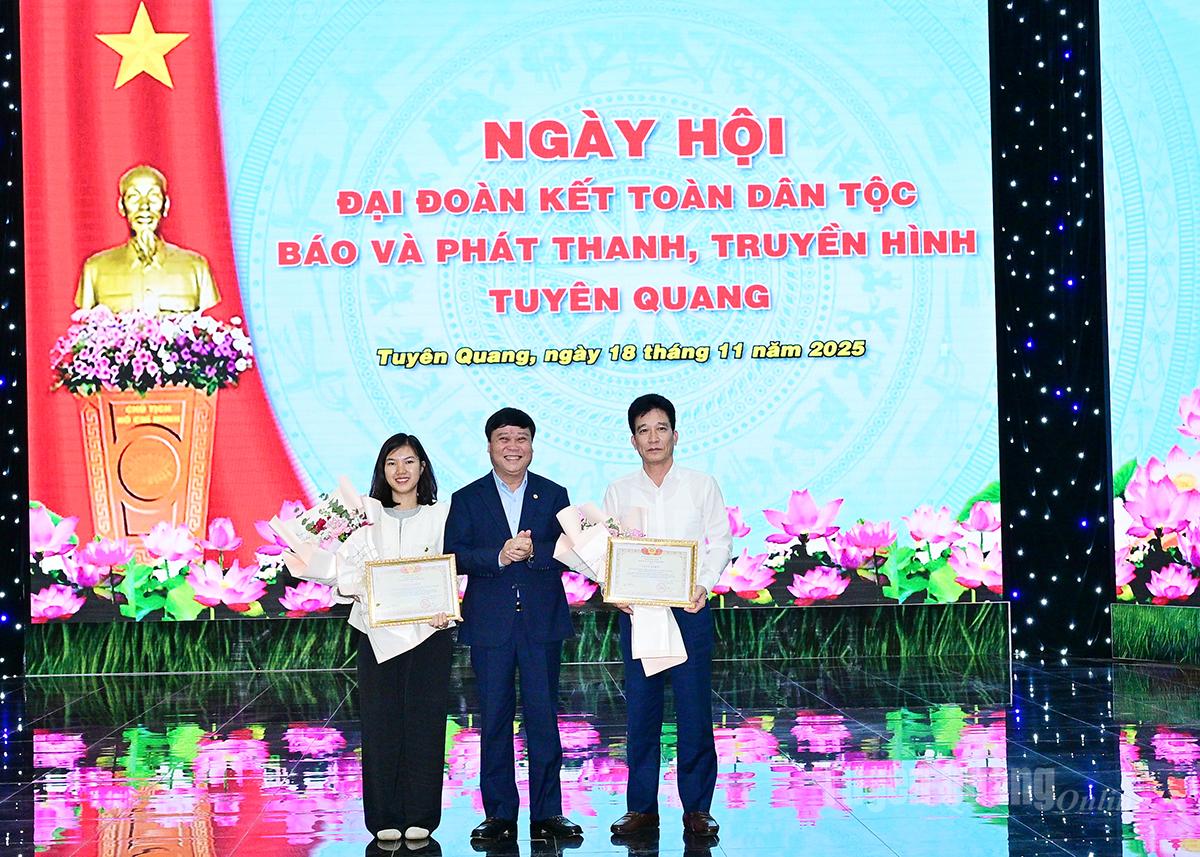 ບັນນາທິການໃຫຍ່ ໄມ ດຶກທອງ ໄດ້ມອບໃບຍ້ອງຍໍໃຫ້ແກ່ບັນດາກຸ່ມທີ່ມີຜົນງານດີເດັ່ນ.