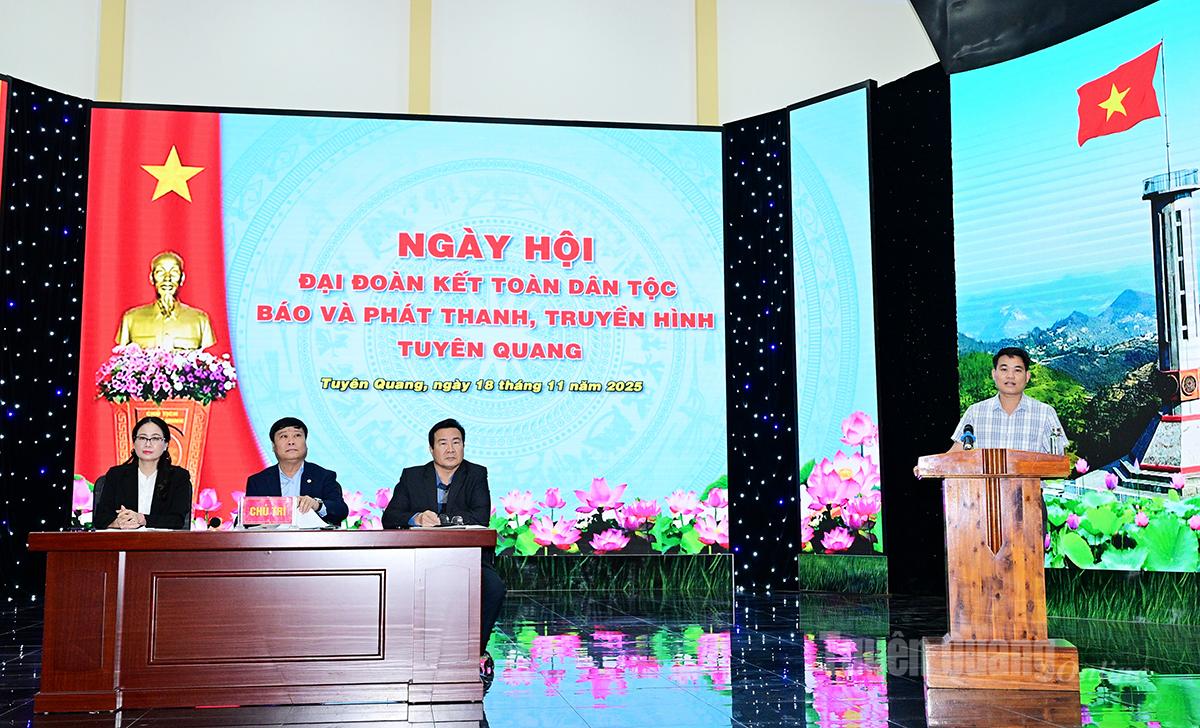 ສະມາຊິກຄະນະບັນນາທິການໄດ້ເປັນປະທານການສົນທະນາ.