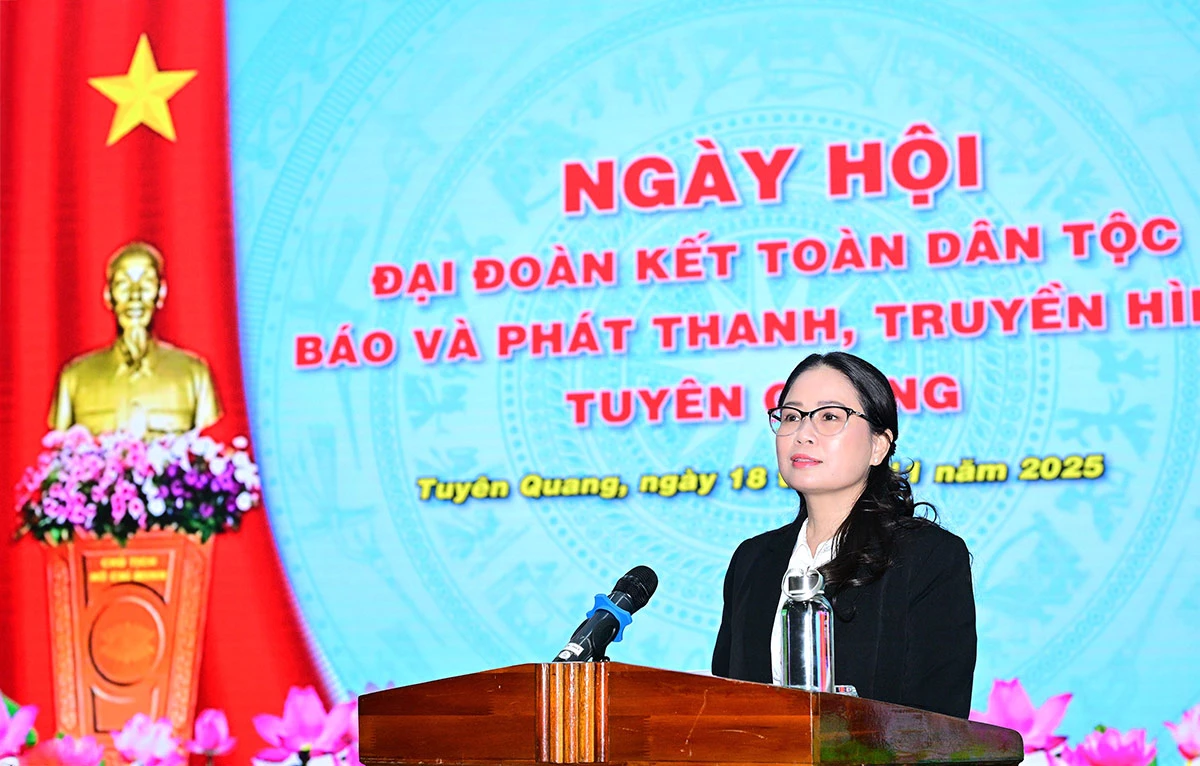 ສະຫາຍ ແທງທິຮ່າ, ຮອງຫົວໜ້າບັນນາທິການໃຫຍ່ໜັງສືພິມ, ວິທະຍຸກະຈາຍສຽງ ແລະ ໂທລະພາບ Tuyen Quang ກ່າວຄຳເຫັນທີ່ງານບຸນ.