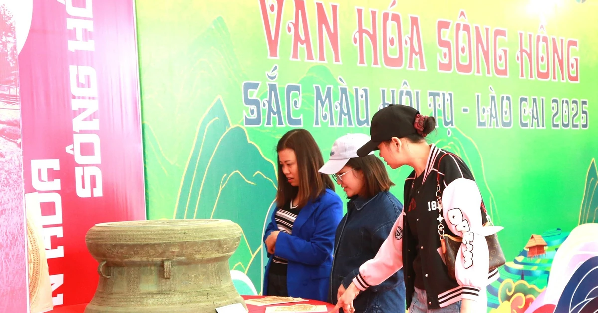 Ấn tượng không gian văn hóa sông Hồng tại Quảng trường Đinh Lễ