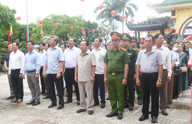 Phường Hà Tiên tổ chức lễ dâng hương tưởng nhớ bà Mạc Mi Cô và ông Mạc Thiên Tích