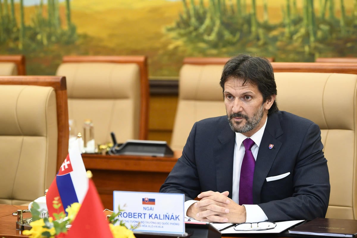 Slovakiens vice premiärminister och försvarsminister Robert Kalinak talar vid samtalen. Foto: Tuan Huy.