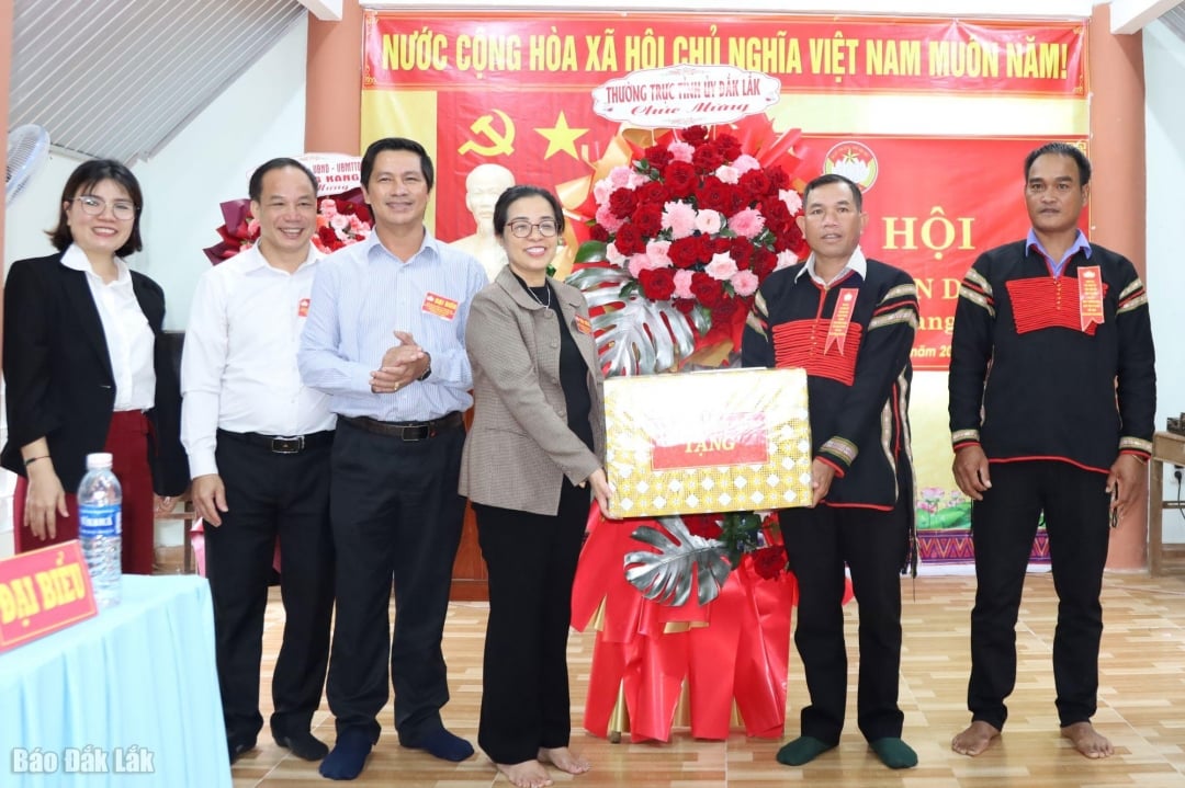 Visesekretær i den provinsielle partikomiteen, Huynh Thi Chien Hoa, overrakte gaver og blomster for å gratulere landsbyen Cu Pam.