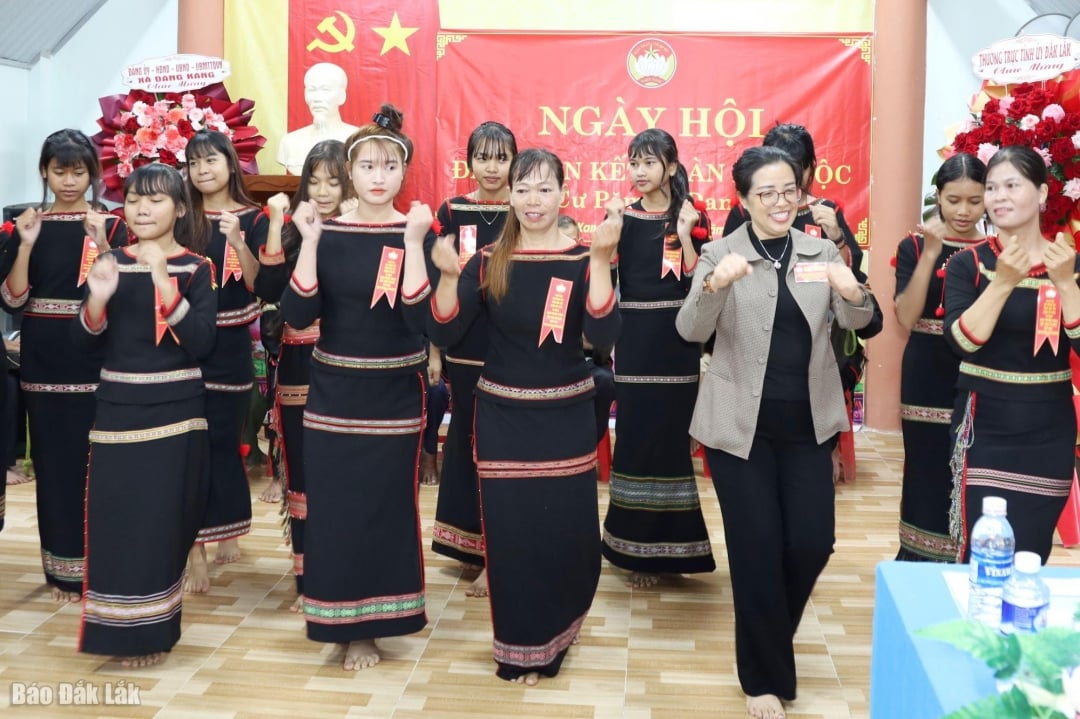 Nestleder i den provinsielle partikomiteen, Huynh Thi Chien Hoa, feirer festivalen sammen med folket i landsbyen Cu Pam.