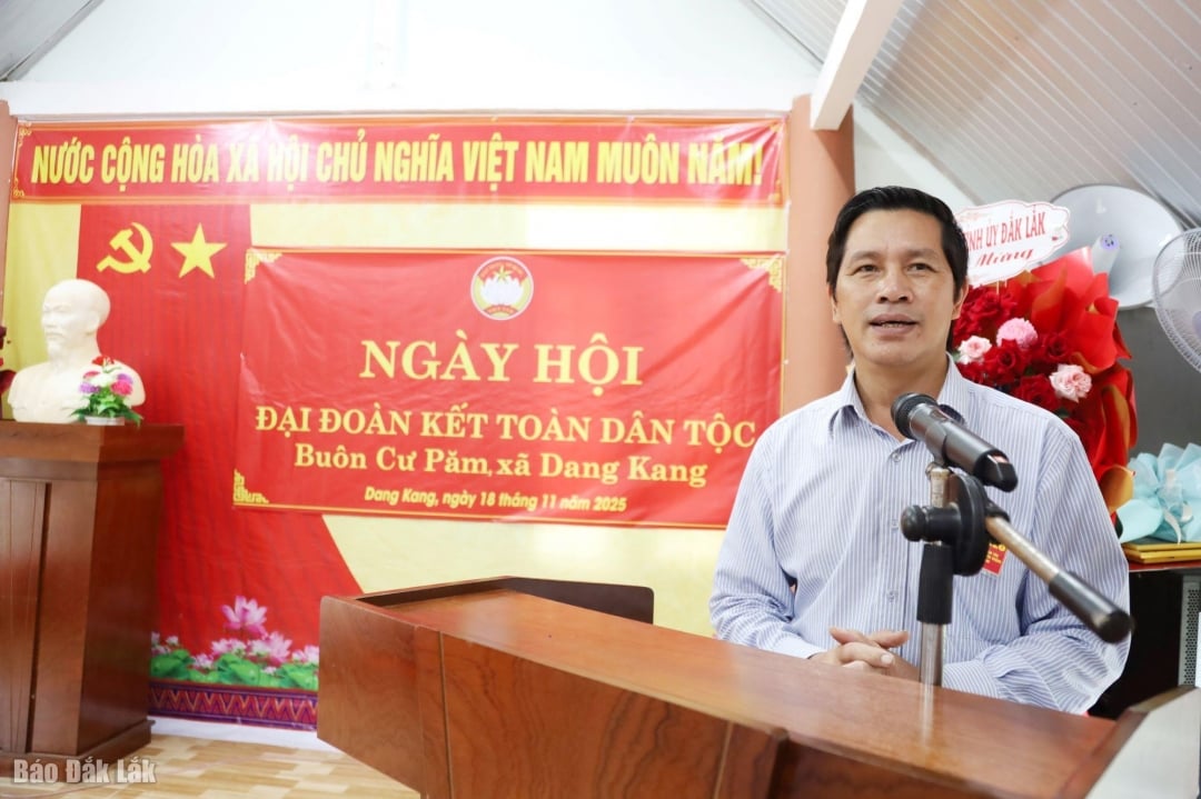 Kamerat Pham Van Bay, medlem av den provinsielle partikomiteen og nestleder i den provinsielle fedrelandsfrontkomiteen, talte på festivalen.