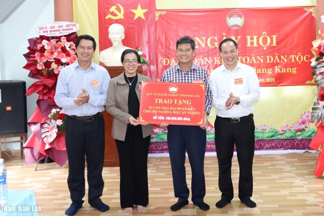 Visesekretær i den provinsielle partikomiteen, Huynh Thi Chien Hoa, overrakte en symbolsk plakett for å donere to hus til folket i Dang Kang kommune.