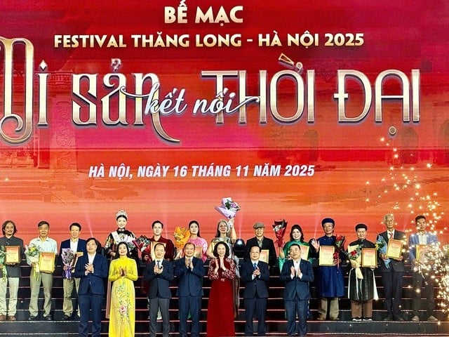 Các đại biểu chụp ảnh cùng các đơn vị tham gia tại Lễ bế mạc. (Ảnh: T.L)