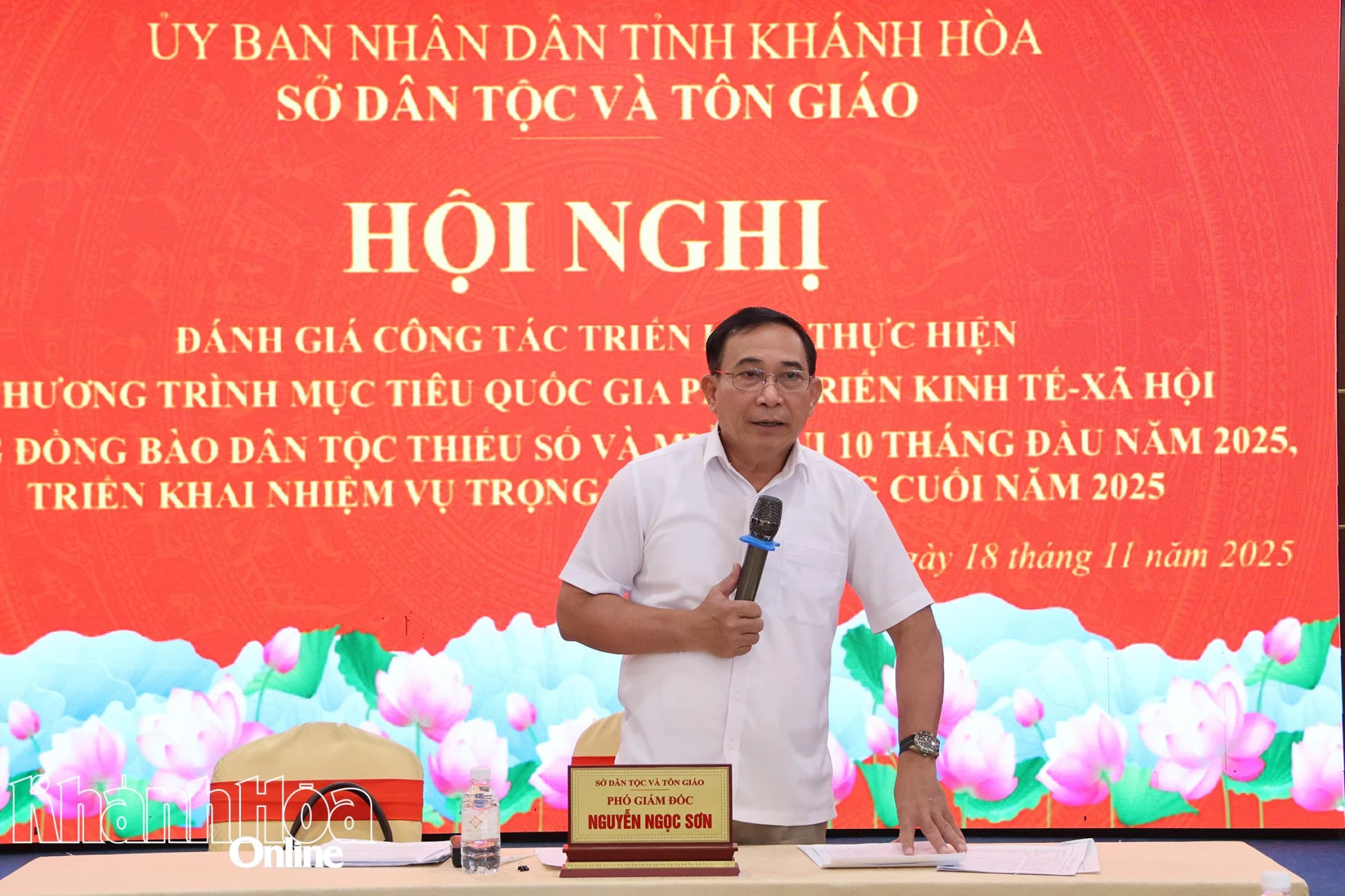 លោក ង្វៀន ង៉ុកសឺន អនុប្រធាននាយកដ្ឋានជនជាតិ និងសាសនាបានថ្លែងនៅក្នុងសន្និសីទ។