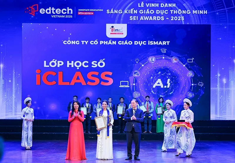 Khoảnh khắc vinh dự khi đại diện iSMART Education nhận cúp và chứng nhận - ghi nhận những đóng góp xuất sắc của Lớp học số iCLASS.