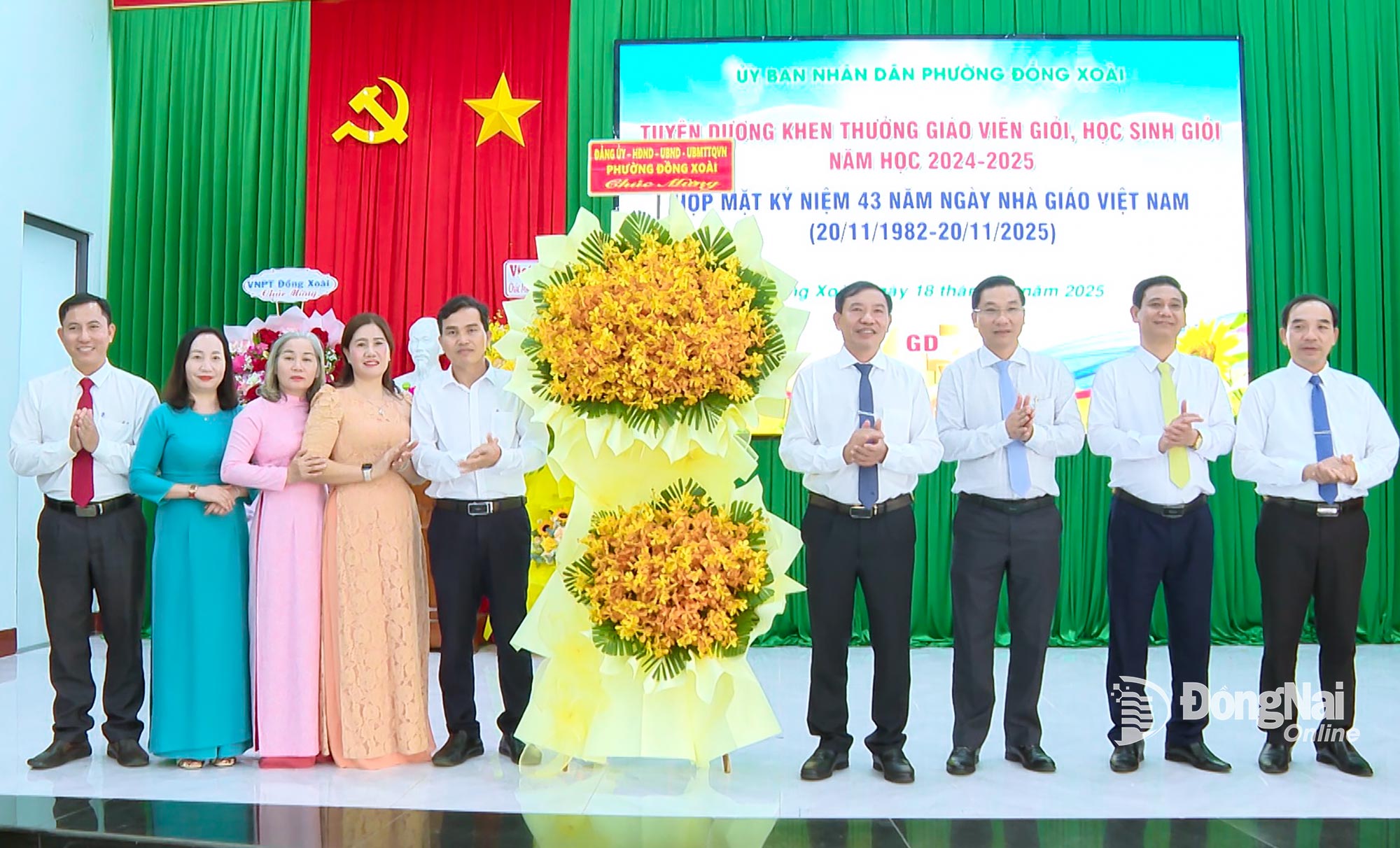 ថ្នាក់ដឹកនាំវួដ Dong Xoai ជូនកន្ត្រកផ្កាអបអរសាទរក្នុងកិច្ចប្រជុំដើម្បីប្រារព្ធខួបលើកទី៤៣នៃទិវាគ្រូបង្រៀនវៀតណាម។ រូបថត៖ Tran Canh