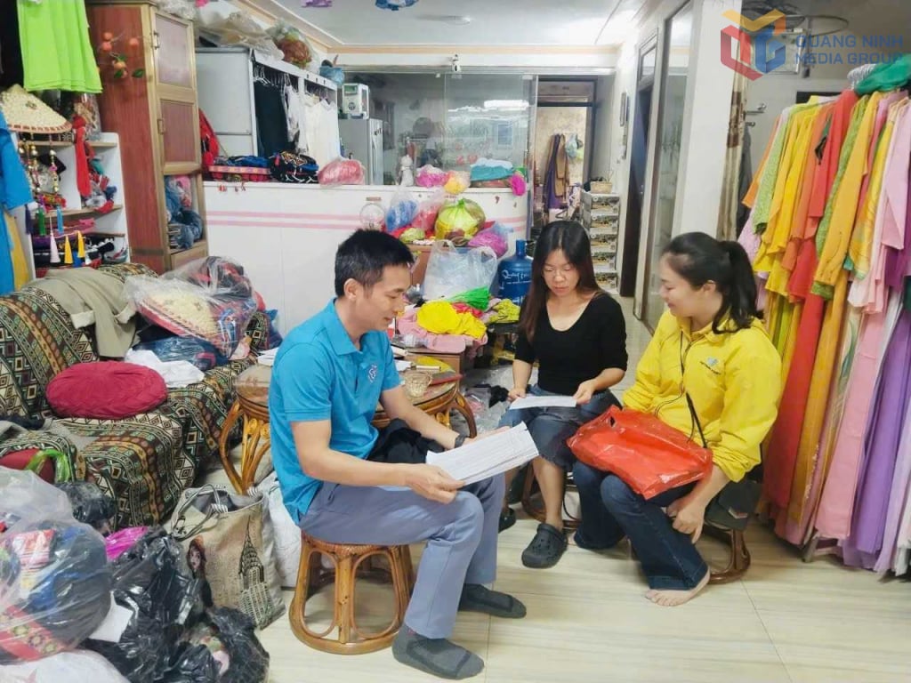 ພະນັກງານ, ລັດຖະກອນຂອງກອງທຶນປະກັນສັງຄົມ ຕຽນອຽນ ສົມທົບກັບຫ້ອງການໄປສະນີປະຈໍາເຂດ ຕຽນອຽນ ເພື່ອໂຄສະນາ, ລະດົມນັກທຸລະກິດຢູ່ຕາແສງ ຕຽນອຽນ ເຂົ້າຮ່ວມການປະກັນສັງຄົມແບບສະໝັກໃຈ ແລະ ປະກັນສຸຂະພາບຄອບຄົວ.