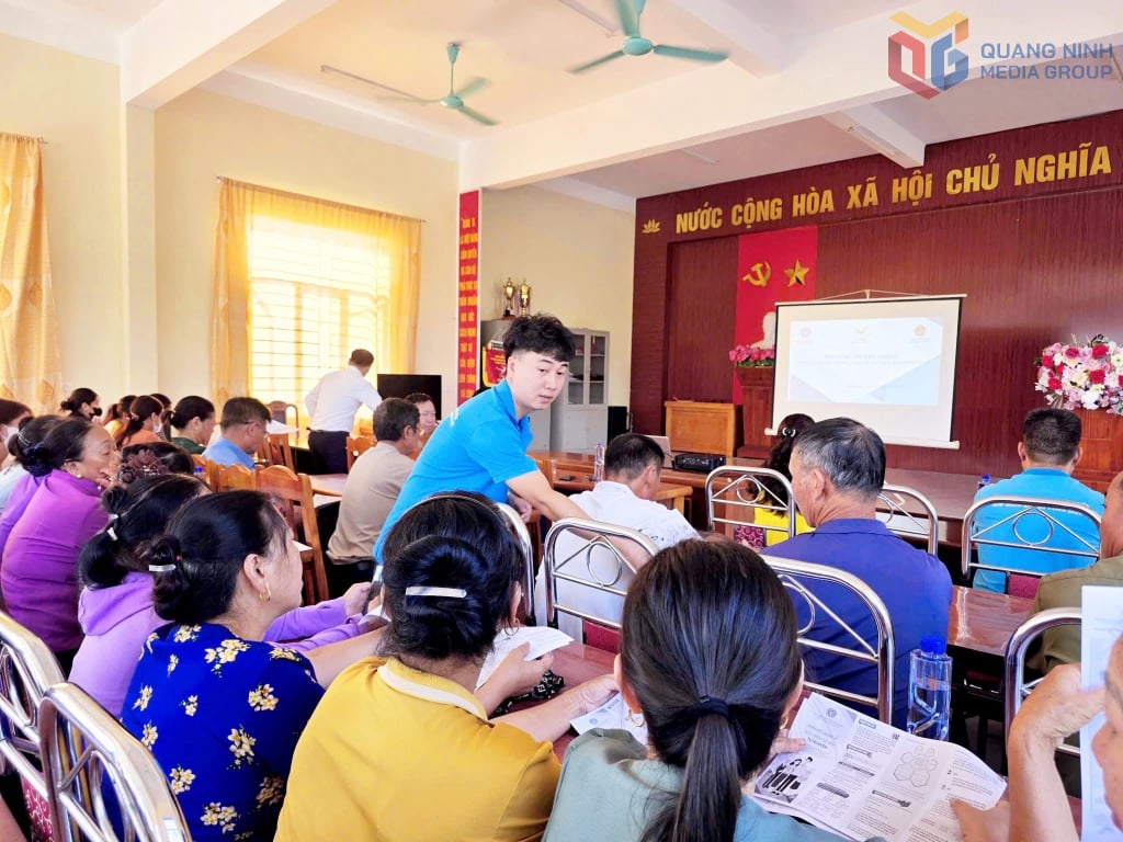 ປະກັນສັງຄົມ ກວາງຮ່າ ສົມທົບກັບຫ້ອງການໄປສະນີປະຈໍາແຂວງ ຫາຍຮ່າ ແລະ ຕາແສງ ກວາງດຶກ ໂຄສະນາເຜີຍແຜ່ນະໂຍບາຍປະກັນສັງຄົມແບບສະໝັກໃຈ ແລະ ປະກັນສຸຂະພາບຄອບຄົວໃຫ້ແກ່ປະຊາຊົນໃນຕາແສງ.