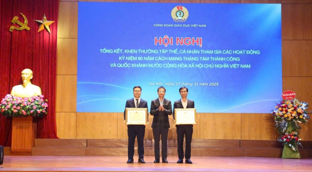 លោកបណ្ឌិត Nguyen Ngoc An ប្រធានសហភាពពាណិជ្ជកម្មអប់រំវៀតណាមបានប្រគល់ប័ណ្ណសរសើរពីរដ្ឋមន្ត្រីក្រសួងអប់រំ និងបណ្តុះបណ្តាលដល់សាកលវិទ្យាល័យដឹកជញ្ជូន និងសមមិត្ត Nguyen Van Khoi - លេខាសហភាពយុវជននៃសាកលវិទ្យាល័យដឹកជញ្ជូន។ (រូបថត៖ Q.C)