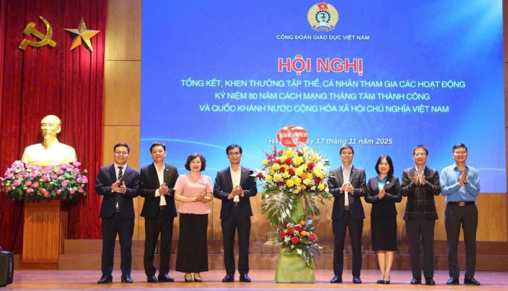 អនុប្រធានសហភាពការងារវៀតណាម លោក Ngo Duy Hieu ជូនកម្រងផ្កាអបអរសាទរសន្និសីទ។ (រូបថត៖ Q.C)។