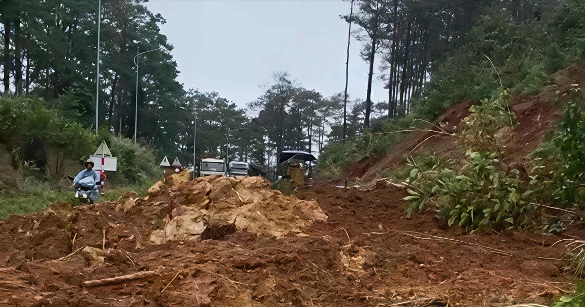 Quảng Ngãi: Quốc lộ 24 sạt lở do mưa lớn