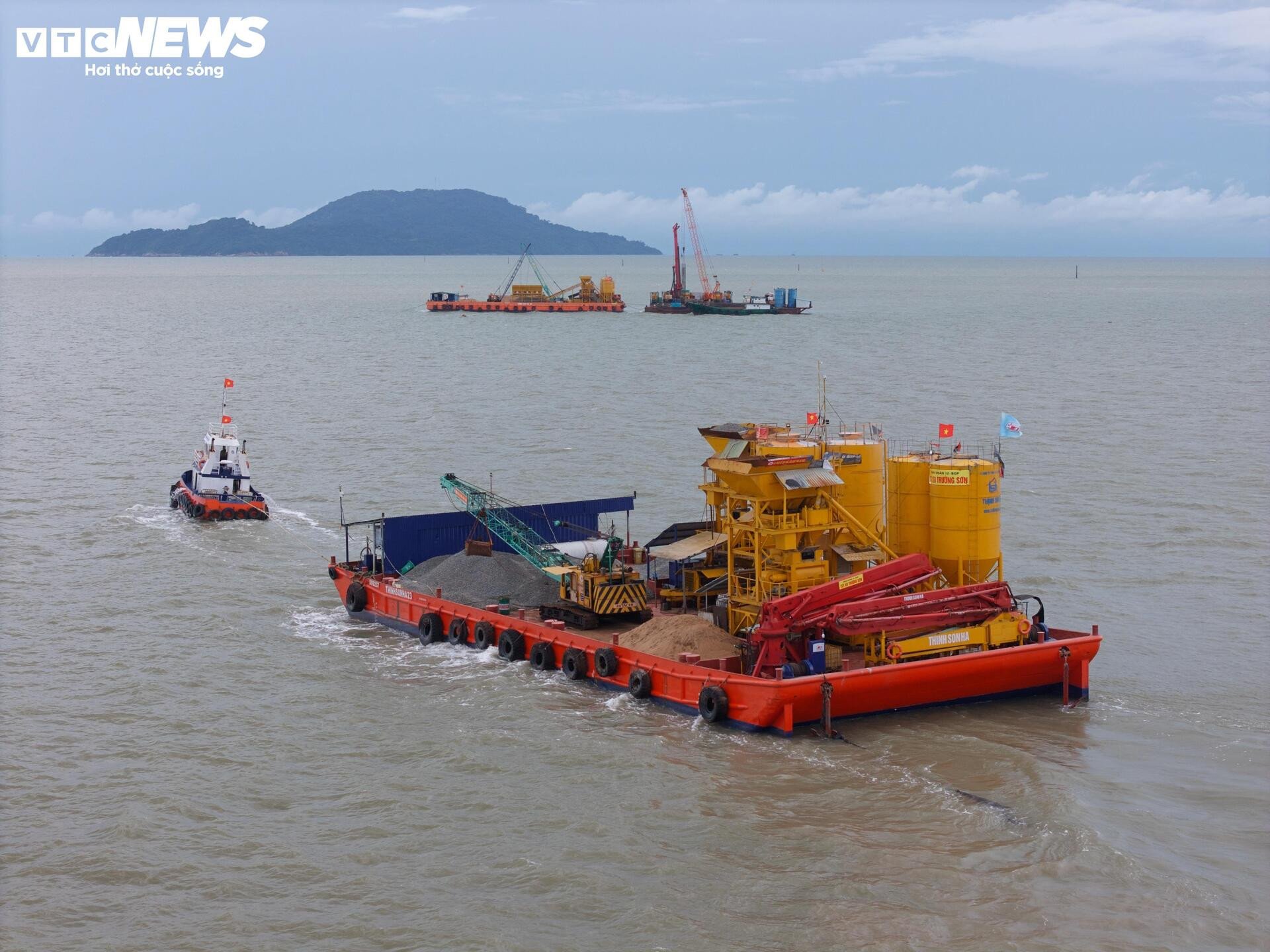 Tấp nập thi công cầu đường vượt biển dài nhất Việt Nam 