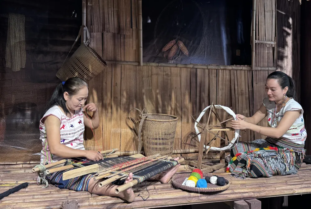 প্রদর্শনী এবং ছবি ছাড়াও, দর্শনার্থীরা ব্রোকেড বয়ন কারিগরদের দেখার অভিজ্ঞতাও পেতে পারেন।