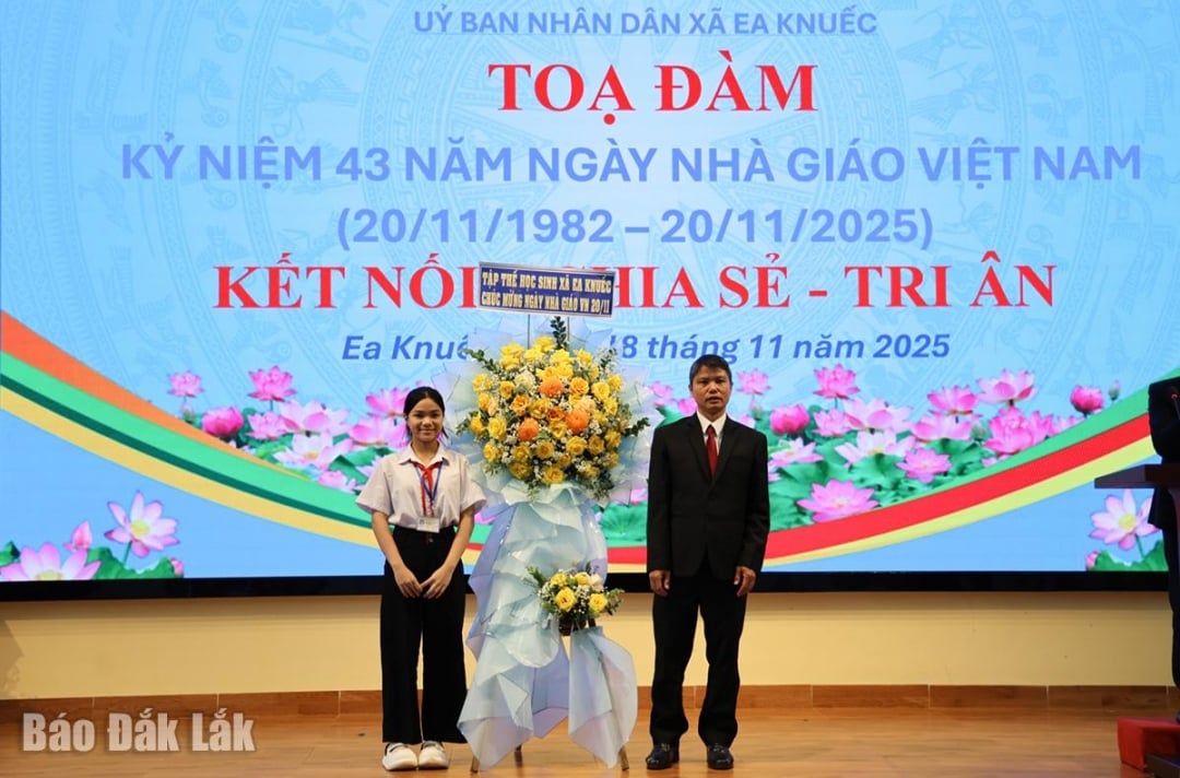 Đại diện các em học sinh xã Ea Knuếc tặng hoa tri ân các thầy, cô giáo.