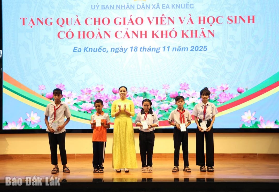 Phó Chủ tịch UBND xã Ea Knuếc Trần Thị Vân trao học bổng cho các em học sinh mồ côi có hoàn cảnh đặc biệt khó khăn.