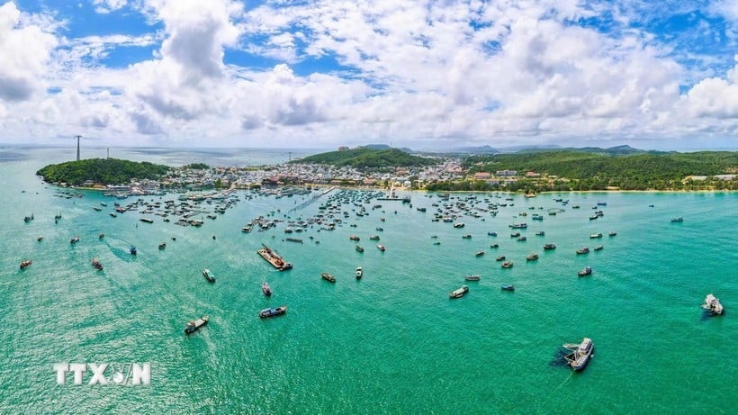 Zona de fondeo de barcos pesqueros en la provincia de An Giang. (Foto: Van Sy/VNA)