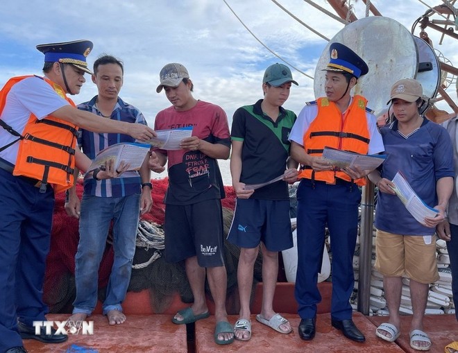 Las fuerzas de seguridad marítima de Ciudad Ho Chi Minh difunden información sobre la pesca INDNR (pesca ilegal, no declarada y no reglamentada) entre los pescadores de la ciudad de Vung Tau antes de que sus embarcaciones zarpen. (Foto: Hoang Nhi/VNA)