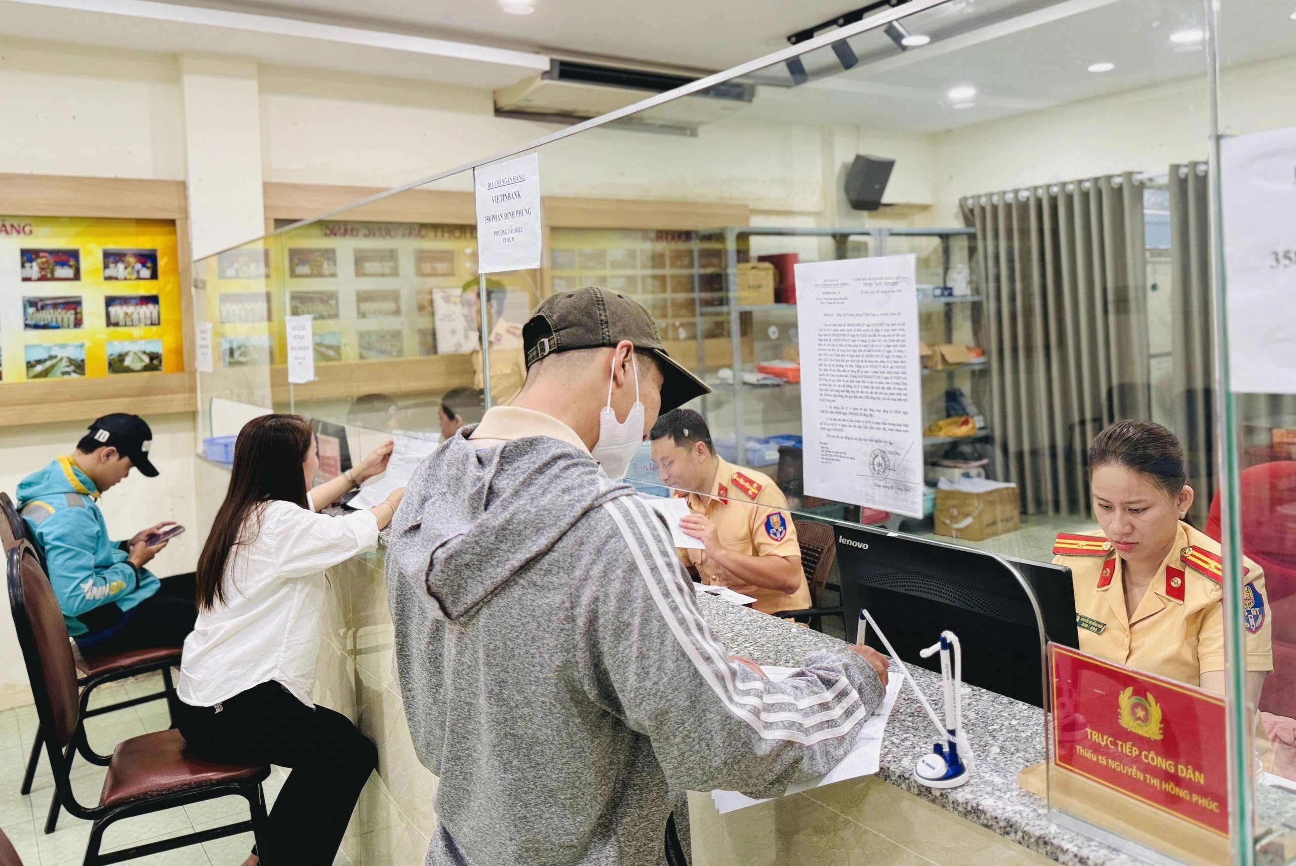 CSGT hướng dẫn người dân cài VNeTraffic: Nhận phạt nguội, nộp phạt nhanh chóng