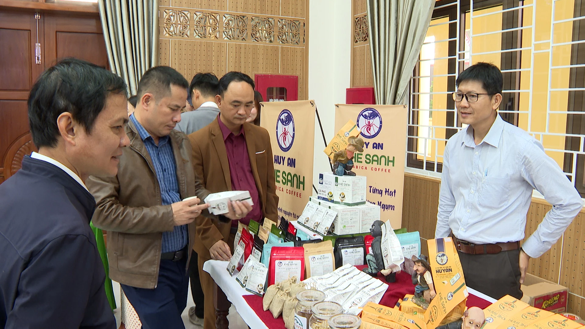 Delegaci odwiedzili stoisko z produktami kawowymi Khe Sanh