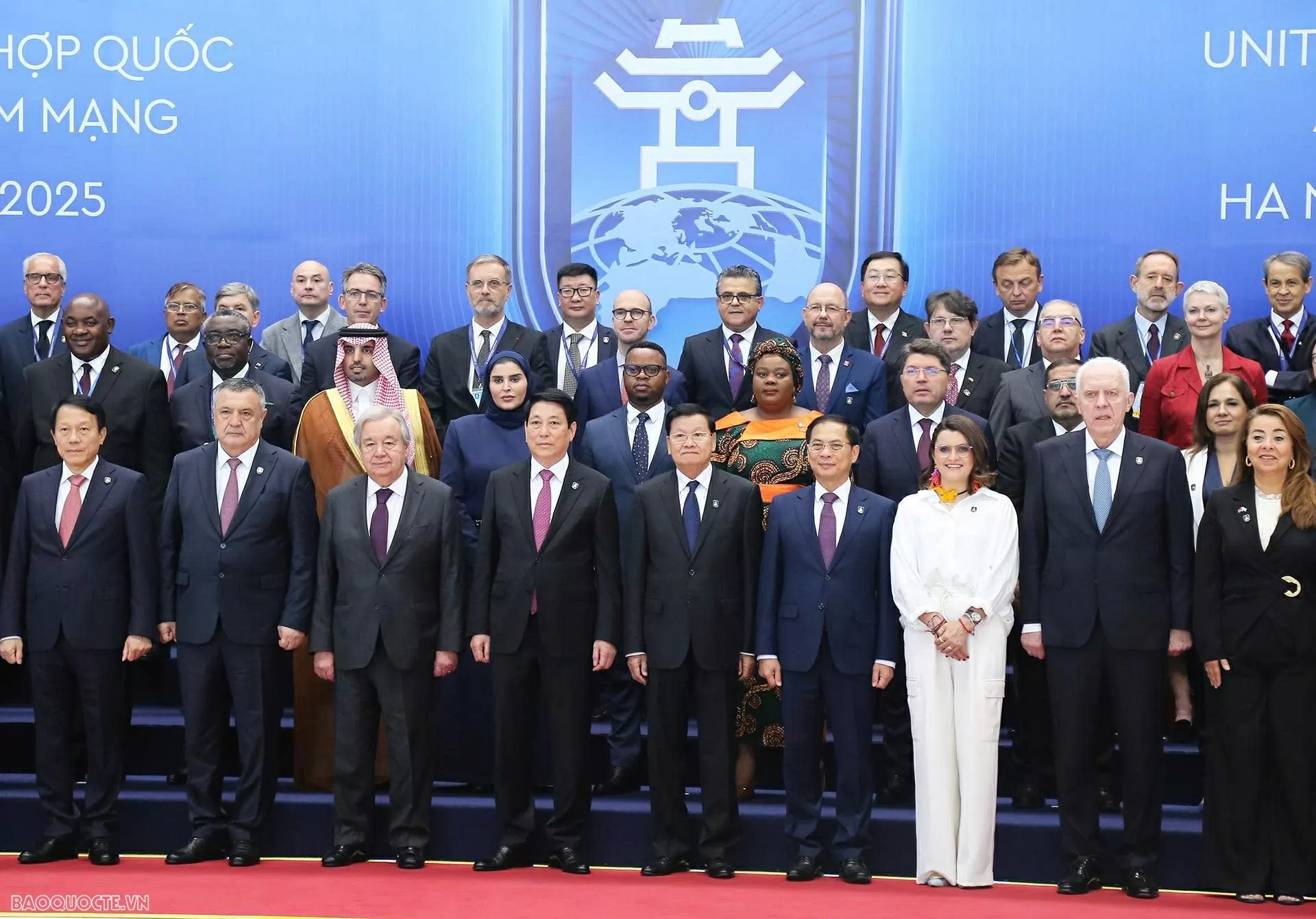 Ceremonia oficială de bun venit pentru șefii de delegații la ceremonia de semnare a Convenției Națiunilor Unite Lễ đón chính thức các Trưởng đoàn tại Lễ mở ký Công ước Liên hợp quốc