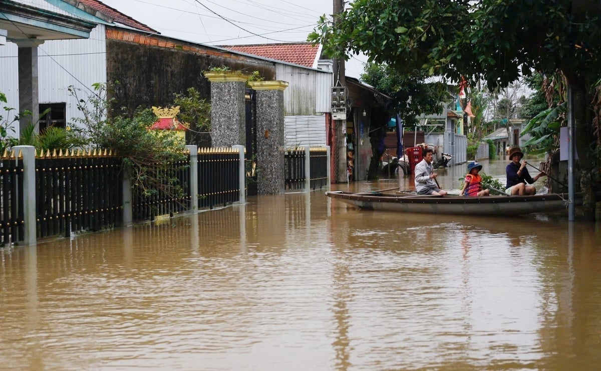 Chưa đầy một tháng qua, TP. Huế trải qua 4 trận lũ liên tiếp. Ảnh: Văn Dinh.