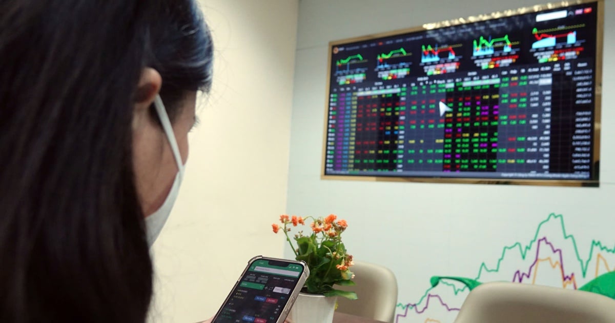 Doanh nghiệp, cổ đông lớn tung tiền tỉ mua đỡ giá cổ phiếu