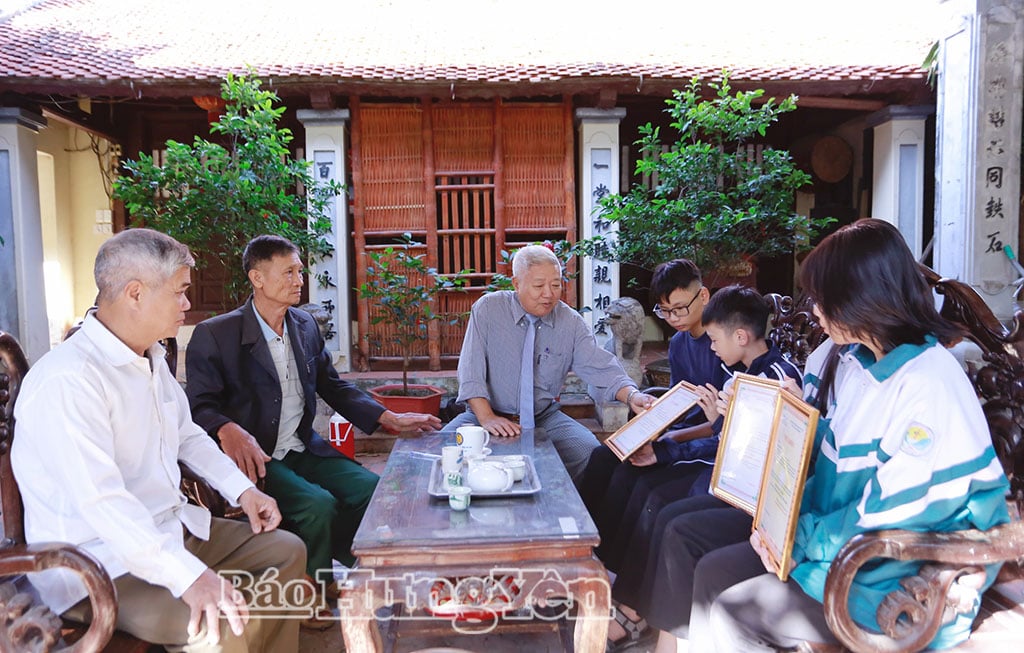 លោក Vu Xuan Ly (កណ្តាល) និងព្រឹទ្ធាចារ្យនៃគ្រួសារ Vu Huy ចូលរួមយ៉ាងសកម្មក្នុងការងារលើកកម្ពស់ការអប់រំ។