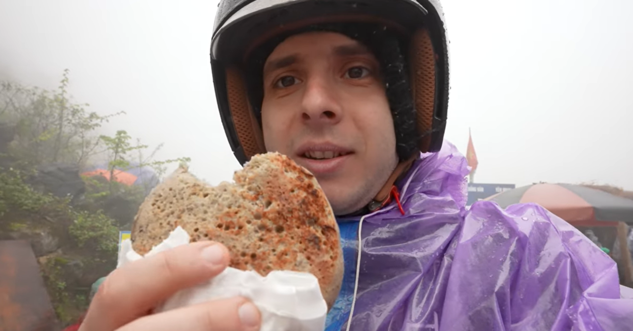 Khách Tây xuýt xoa khen đặc sản 'ngoài giòn trong mềm' giá 5 nghìn ở Tuyên Quang