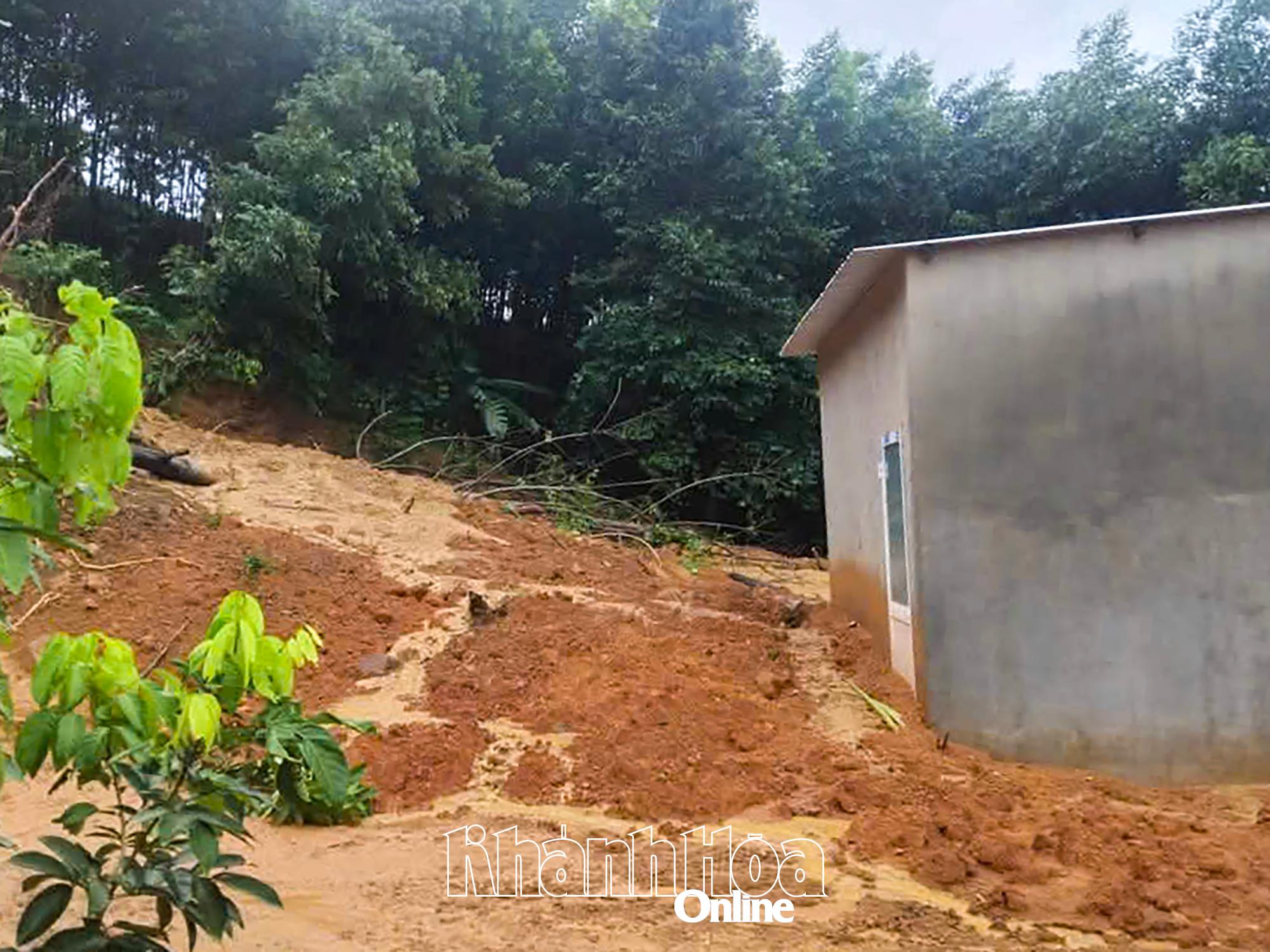 Một khối lượng đất trượt sạt xuống nhà một hộ dân ở xã Đông Khánh Sơn. Ảnh địa phương cung cấp