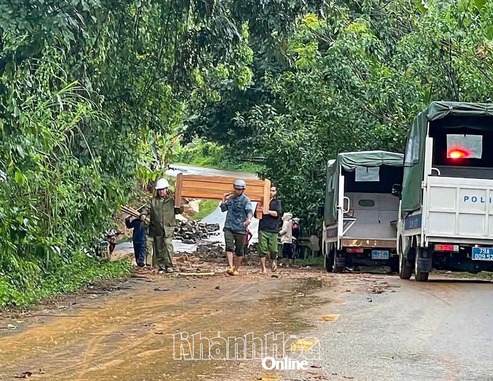 Lực lượng chức năng xã Đông Khánh Sơn hỗ trợ người dân khắc phục hậu quả mưa lũ (Ảnh do địa phương cung cấp).