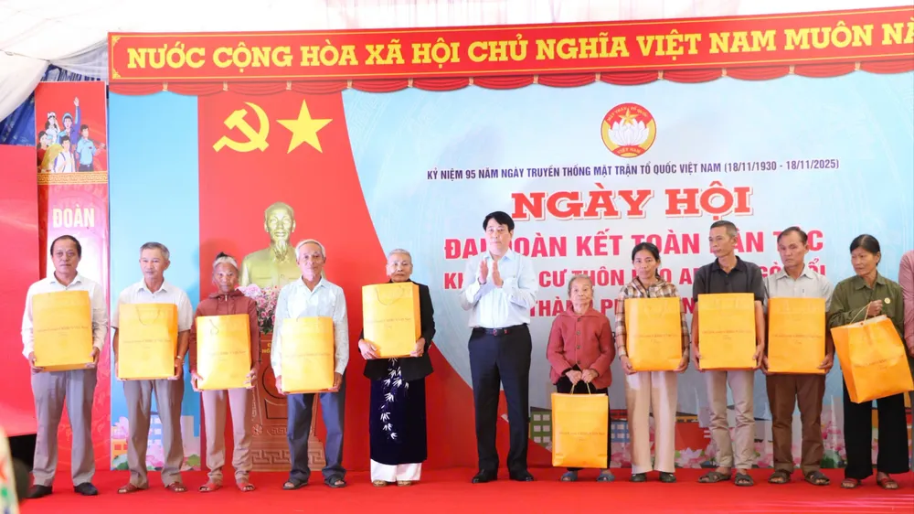 ប្រធានរដ្ឋ Luong Cuong ជូនអំណោយដល់ប្រជាជនជួបការលំបាក និងអ្នកទទួលផលគោលនយោបាយភូមិ Bao An។ រូបថត៖ XUAN QUYNH