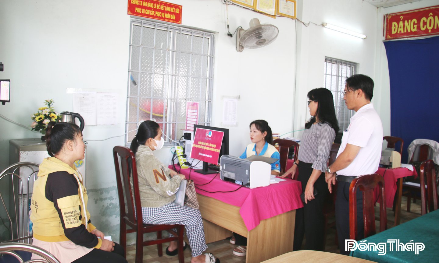 Hiệu ứng tích cực từ mô hình "Hỗ trợ nộp hồ sơ trực tuyến trên Cổng dịch vụ công quốc gia tại văn phòng ấp"