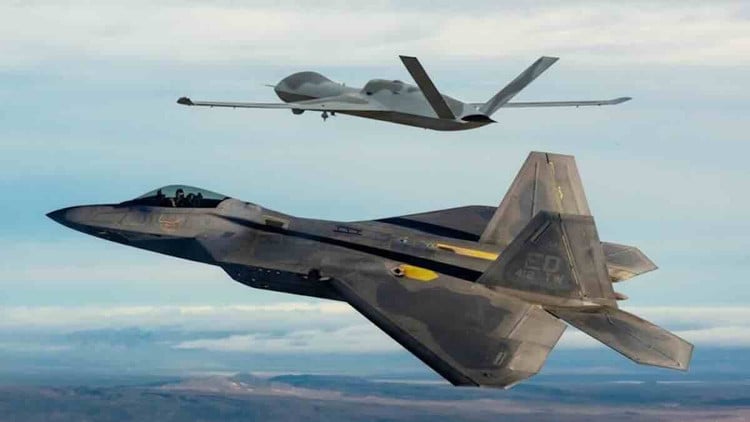 미 조종사, F-22와 전투 조율 위해 무인기 최초 조종