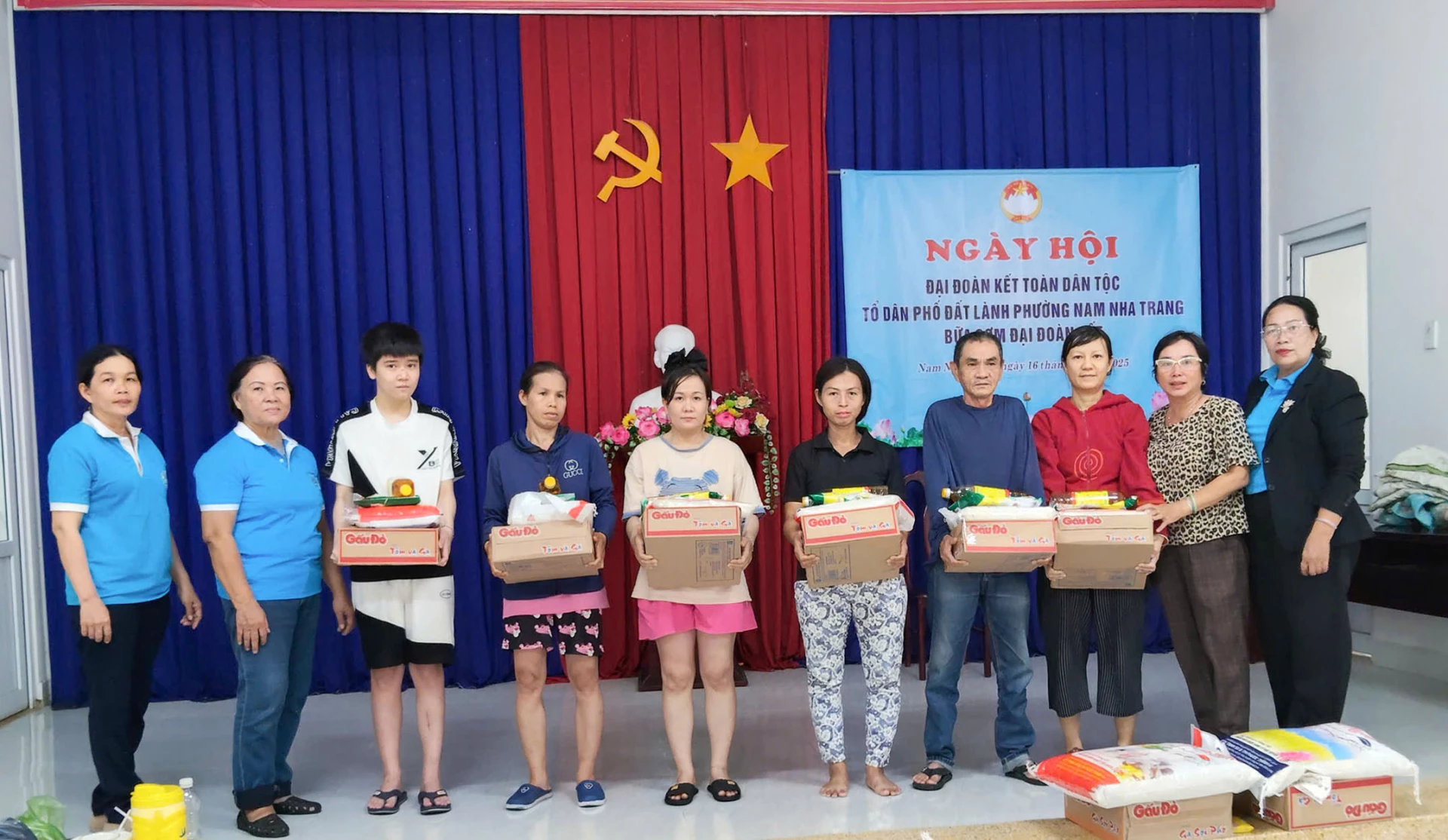 Trao quà cho các gia đình bị ảnh hưởng bởi mưa lụt.