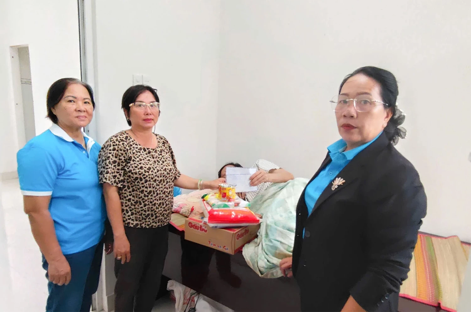 Tặng quà cho người dân mắc bệnh hiểm nghèo.
