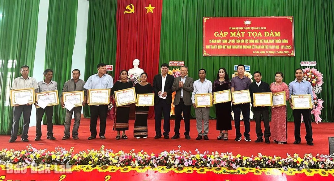 មេឃុំបានអបអរសាទរ និងផ្តល់រង្វាន់ដល់គ្រួសារគំរូដែលមានស្នាដៃឆ្នើមក្នុងយុទ្ធនាការកសាងវប្បធម៌នៅតំបន់លំនៅដ្ឋានឆ្នាំ២០២៥។