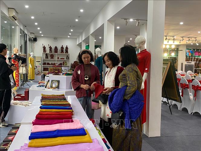 Khai mạc Triển lãm chuyên đề ngành thêu ren, lụa, áo dài, túi vải 2025