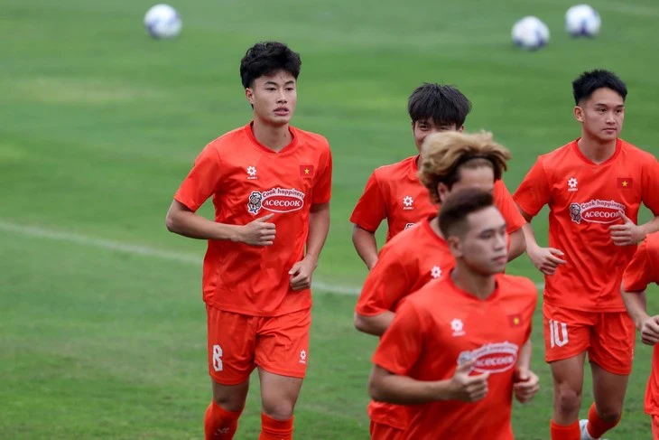 Văn Trường lên xe cấp cứu, U22 Việt Nam lo lắng cho SEA Games 33 - Ảnh 1.