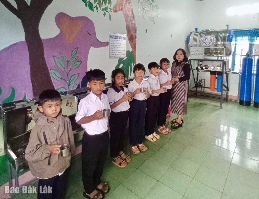 Donación de un sistema de filtración de agua pura a estudiantes de la comuna de Pong Drang – Vietnam.vn