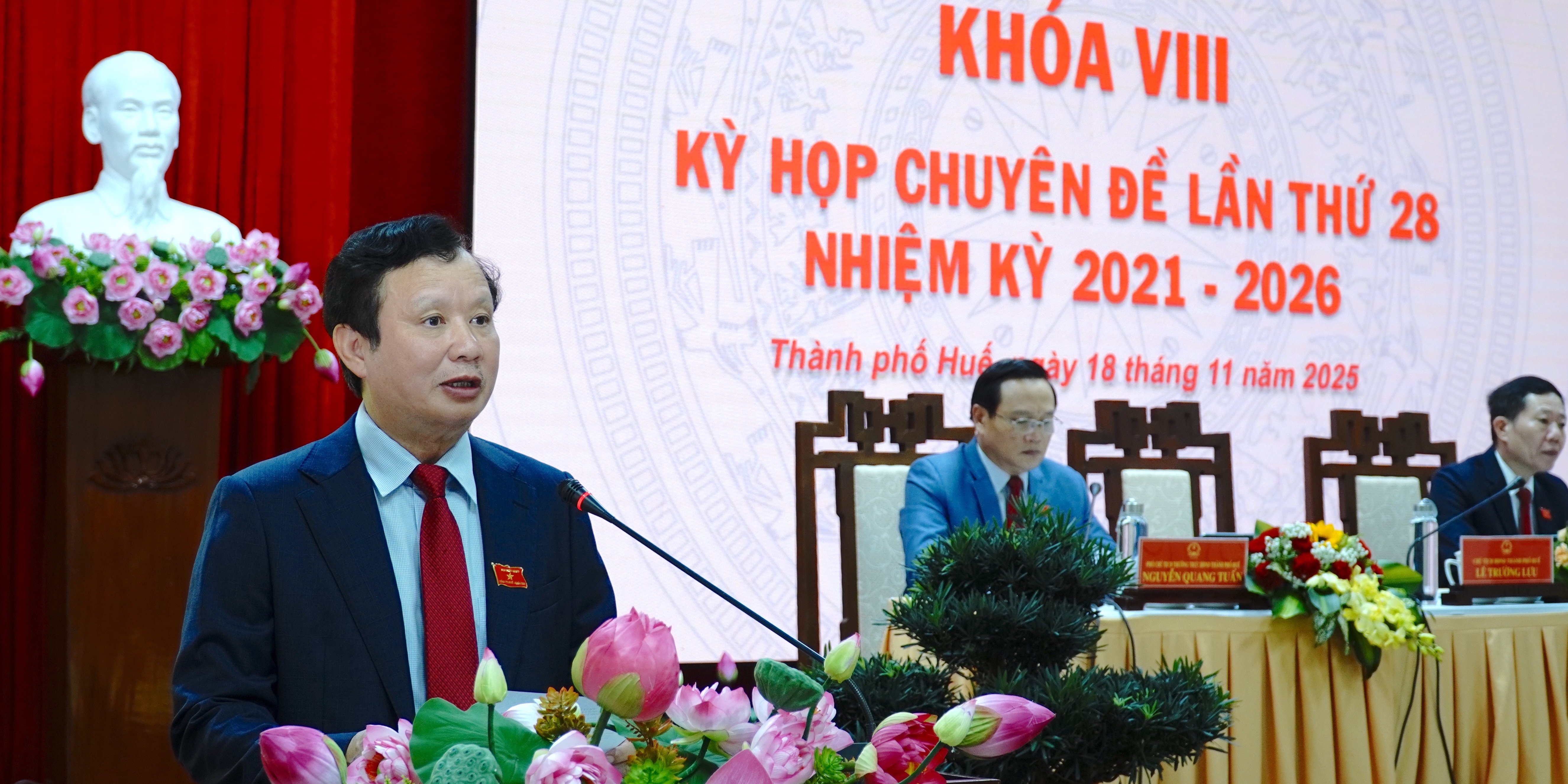 Thông qua nhiều nghị quyết quan trọng